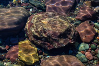 Güneşli bir yaz gününde, Buzul Gölü 'ndeki renkli kayalar. McDonald Gölü, Buzul Ulusal Parkı, Montana, Usa 'da çekildi..