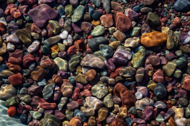 Güneşli bir yaz gününde, Buzul Gölü 'ndeki renkli kayalar. McDonald Gölü, Buzul Ulusal Parkı, Montana, Usa 'da çekildi..