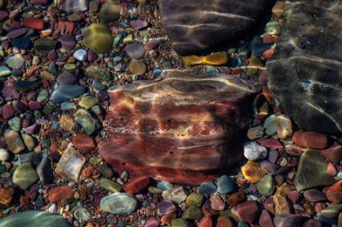 Güneşli bir yaz gününde, Buzul Gölü 'ndeki renkli kayalar. McDonald Gölü, Buzul Ulusal Parkı, Montana, Usa 'da çekildi..