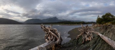 Bulutlu bir yaz gün batımı sırasında küçük bir kasabada bir plaj Güzel Panoramik Görünümü. Port Renfrew, Vancouver Adası, Bc, Kanada'da çekilmiş.