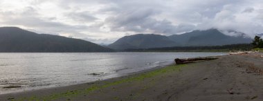 Bulutlu bir yaz gün batımı sırasında küçük bir kasabada bir plaj Güzel Panoramik Görünümü. Port Renfrew, Vancouver Adası, Bc, Kanada'da çekilmiş.