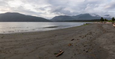 Bulutlu bir yaz gün batımı sırasında küçük bir kasabada bir plaj Güzel Panoramik Görünümü. Port Renfrew, Vancouver Adası, Bc, Kanada'da çekilmiş.