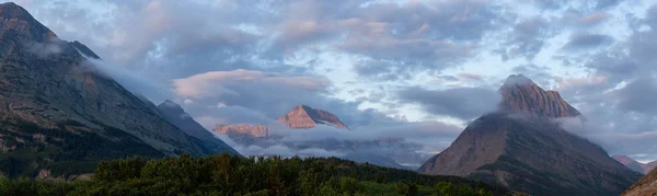 曇った朝の日の出の間のアメリカのロッキー山脈の風景の美しいパノラマビュー アメリカ合衆国モンタナ州のグレイシャー国立公園で撮影 — ストック写真