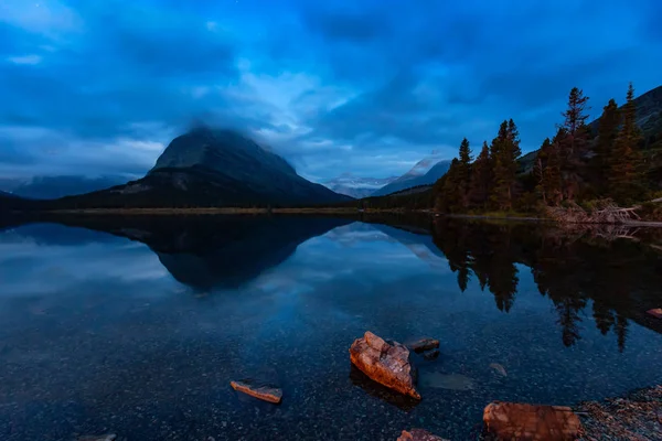 Schöner Blick Auf Die Spiegelung Wasser Mit Dem Nachthimmel Den — Stockfoto