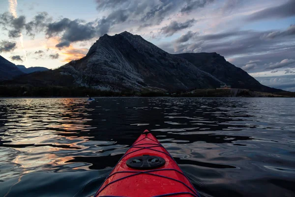 Kajakpaddling Glacier Lake Omgiven Vackra Kanadensiska Klippiga Bergen Molnig Sommarsolnedgång — Stockfoto