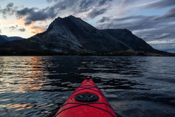 Kayak Nel Glacier Lake Circondato Dalle Splendide Montagne Rocciose Canadesi — Foto Stock