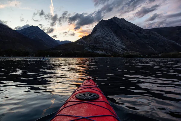 Kayak Lago Glaciar Rodeado Las Hermosas Montañas Rocosas Canadienses Durante — Foto de Stock