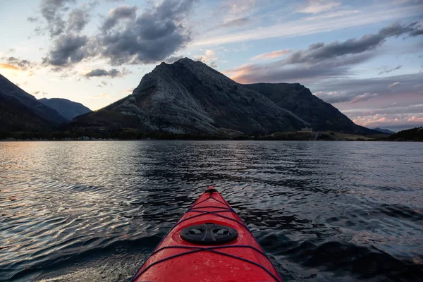 Kayak Lago Glaciar Rodeado Las Hermosas Montañas Rocosas Canadienses Durante —  Fotos de Stock