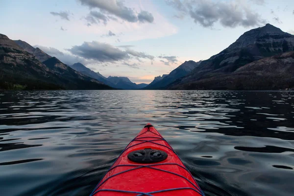 Kayak Lago Glaciar Rodeado Las Hermosas Montañas Rocosas Canadienses Durante —  Fotos de Stock