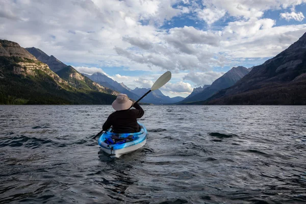 Dobrodružný Muž Kajaku Ledovcovém Jezeře Obklopený Krásnými Kanadskými Skalistými Horami — Stock fotografie
