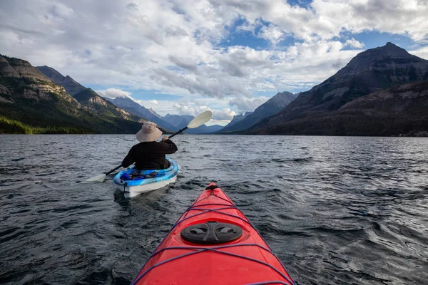 Hombre Aventurero Kayak Lago Glaciar Rodeado Las Hermosas Montañas Rocosas —  Fotos de Stock