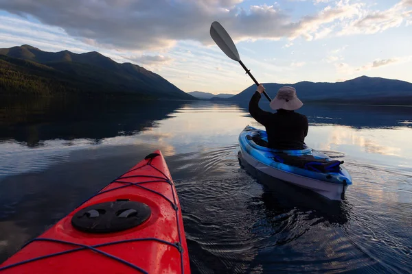 Homem Aventuroso Caiaque Lago Mcdonald Durante Pôr Sol Ensolarado Verão — Fotografia de Stock