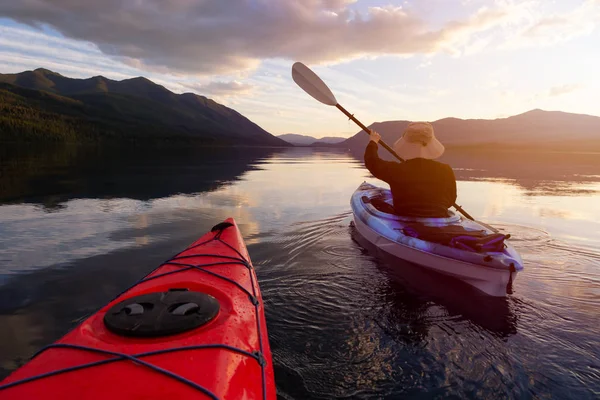 Adventuroso Uomo Kayak Nel Lago Mcdonald Durante Tramonto Estivo Soleggiato — Foto Stock