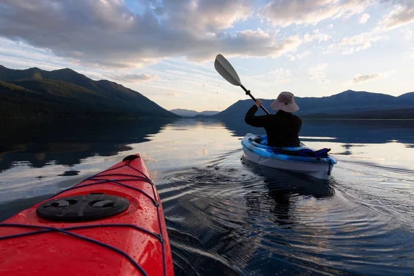 Adventurous Man Kayaking Lake Mcdonald Sunny Summer Sunset American Rocky — ストック写真