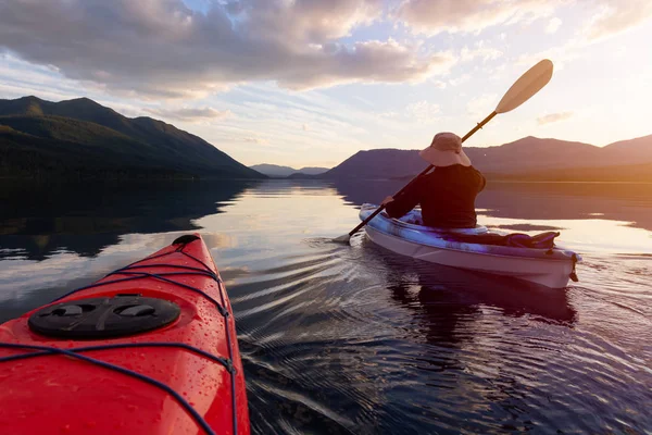 Homem Aventuroso Caiaque Lago Mcdonald Durante Pôr Sol Ensolarado Verão — Fotografia de Stock