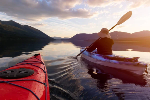 Hombre Aventurero Kayak Lago Mcdonald Durante Soleado Atardecer Verano Con — Foto de Stock