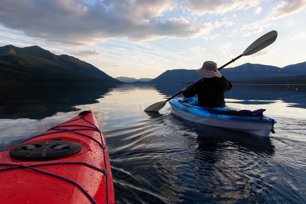 Adventuroso Uomo Kayak Nel Lago Mcdonald Durante Tramonto Estivo Soleggiato — Foto Stock