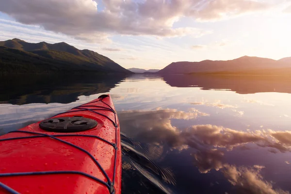 Kajak Lake Mcdonald Solrig Sommersolnedgang Med Amerikanske Rocky Mountains Baggrunden - Stock-foto