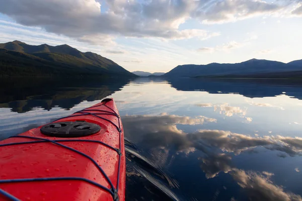 Kayak Nel Lago Mcdonald Durante Soleggiato Tramonto Estivo Con American — Foto Stock