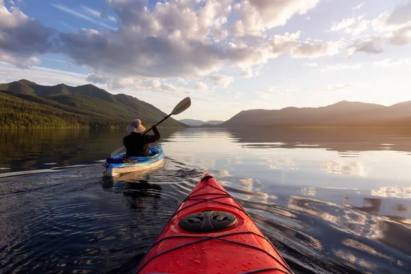 Aventurier Kayak Dans Lac Mcdonald Lors Une Soirée Été Ensoleillée — Photo