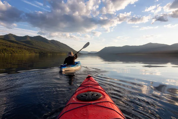 Adventuroso Uomo Kayak Nel Lago Mcdonald Durante Una Serata Estiva — Foto Stock