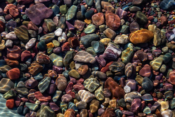 Kolorowe Skały Jeziorze Lodowcowym Słoneczny Letni Dzień Zrobione Lake Mcdonald — Zdjęcie stockowe