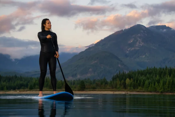 Avontuurlijk Meisje Een Paddle Board Peddelt Een Rustig Meer Met — Stockfoto