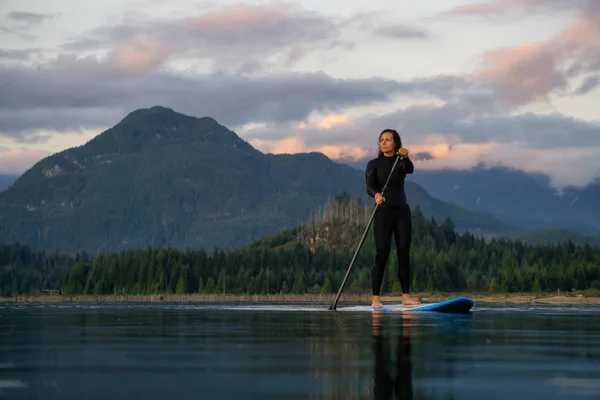 Adventurous Girl Paddle Board Está Remando Lago Calmo Com Montanhas — Fotografia de Stock