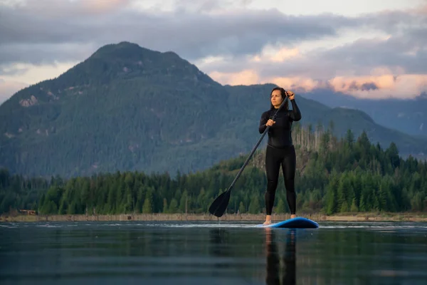 Adventurous Girl Paddle Board Está Remando Lago Calmo Com Montanhas — Fotografia de Stock