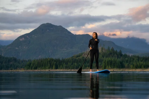 Adventurous Girl Paddle Board Está Remando Lago Calmo Com Montanhas — Fotografia de Stock