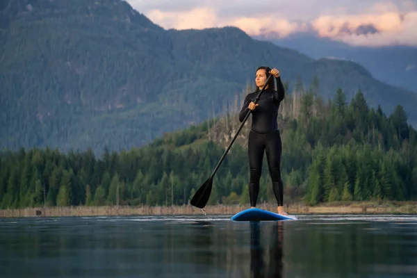 모험심많은 소녀는 여름날해질 배경에 산들이 호수에서 캐나다 밴쿠버 근처에 스테브 — 스톡 사진