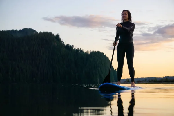 Adventurous Girl Paddle Board Pádlování Klidném Jezeře Horami Pozadí Během — Stock fotografie