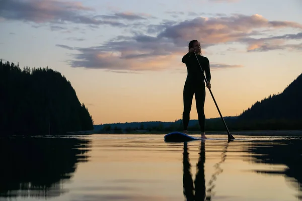 Adventurous Girl Paddle Board Está Remando Lago Calmo Com Montanhas — Fotografia de Stock