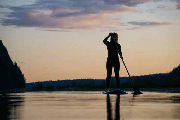 在一个五彩缤纷的夏日落日里 在一个平静的湖中划船 背景是群山环抱 摄于加拿大不列颠哥伦比亚省温哥华附近的斯塔夫湖 — 图库照片