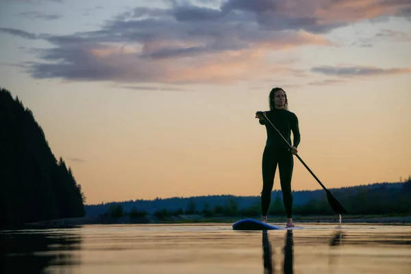 Adventurous Girl Paddle Board Pádlování Klidném Jezeře Horami Pozadí Během — Stock fotografie