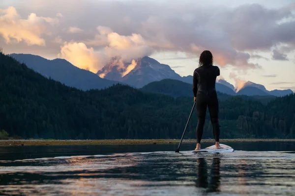 Avontuurlijk Meisje Een Paddle Board Peddelt Een Rustig Meer Met — Stockfoto