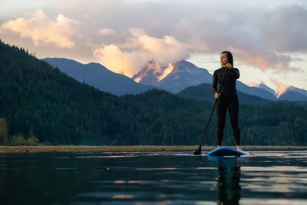 Adventurous Girl Paddle Board Está Remando Lago Calmo Com Montanhas — Fotografia de Stock