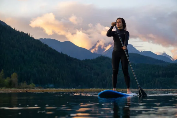 Adventurous Girl Paddle Board Está Remando Lago Calmo Com Montanhas — Fotografia de Stock