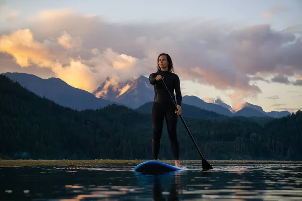 Adventurous Girl Paddle Board Pagaie Dans Lac Calme Avec Des — Photo