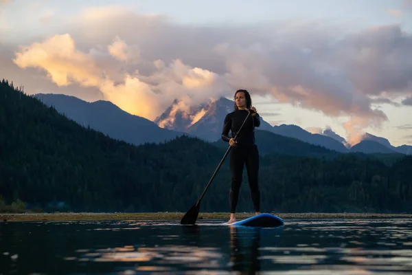 Adventurous Girl Paddle Board Pagaie Dans Lac Calme Avec Des — Photo