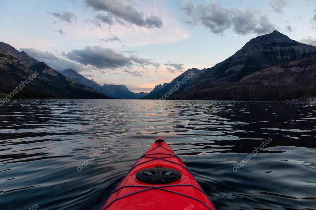 Kayak en el lago Glaciar rodeado de las hermosas montañas rocosas