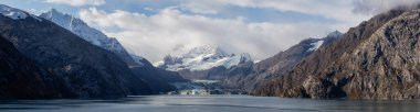 Okyanus kıyısındaki Amerikan Dağ Manzarası 'ndaki Tidewater Buzulu' nun güzel Panoramik Manzarası. Sonbahar sezonunun bulutlu bir sabahında. Buzul Körfezi Ulusal Parkı ve Koruma Alanı, Alaska, Usa.