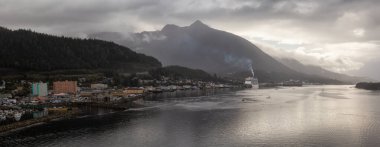 Fırtınalı bir sabahta okyanus kıyısındaki küçük bir turistik kasabanın güzel hava panoramik manzarası. Ketchikan, Alaska, ABD 'de çekildi..