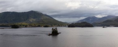 Fırtınalı ve yağmurlu bir sabahta okyanus kıyısındaki Ward Cove adlı küçük bir kasabanın güzel manzarası. Ketchikan, Alaska, ABD yakınlarında çekildi..