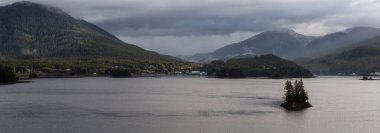 Fırtınalı ve yağmurlu bir sabahta okyanus kıyısındaki Ward Cove adlı küçük bir kasabanın güzel manzarası. Ketchikan, Alaska, ABD yakınlarında çekildi..
