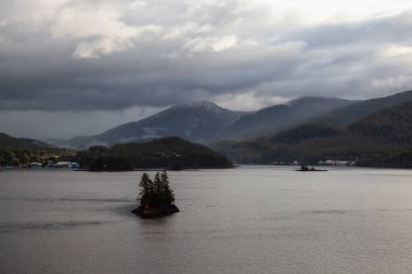 Fırtınalı ve yağmurlu bir sabahta okyanus kıyısındaki Ward Cove adlı küçük bir kasabanın güzel manzarası. Ketchikan, Alaska, ABD yakınlarında çekildi..