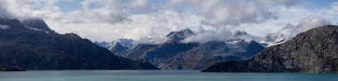 Okyanus kıyısındaki Amerikan Dağ Manzarası 'nın güzel panoramik manzarası. Sonbahar sezonunun bulutlu ve renkli sabahında. Buzul Körfezi Ulusal Parkı ve Koruma Alanı, Alaska, Usa.