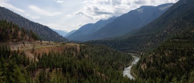 Güzel Havadan Panoramik Nehir Manzarası bulutlu bir yaz gününde Kanada Dağ Manzarası ile çevrili Vadide akıyor. Lillooet, Bc, Kanada yakınlarında çekildi.