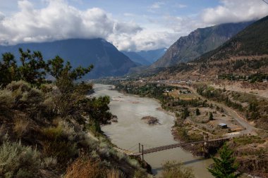 Güneşli ve bulutlu bir yaz gününde küçük bir kasabanın güzel manzarası, Lillooet. Kanada 'nın British Columbia şehrinde yer almaktadır..