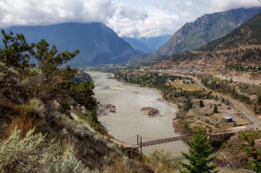 Güneşli ve bulutlu bir yaz gününde küçük bir kasabanın güzel manzarası, Lillooet. Kanada 'nın British Columbia şehrinde yer almaktadır..